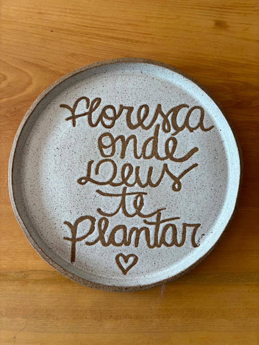 Prato de cerâmica "Floresça onde Deus te plantar"